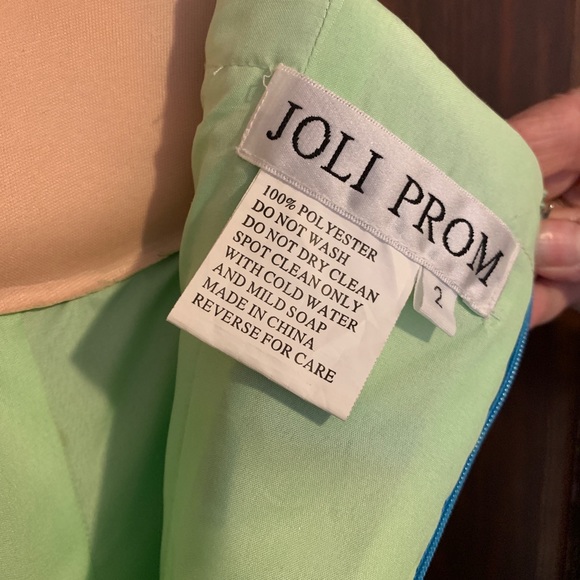 Formal dress - Picture 4 of 4